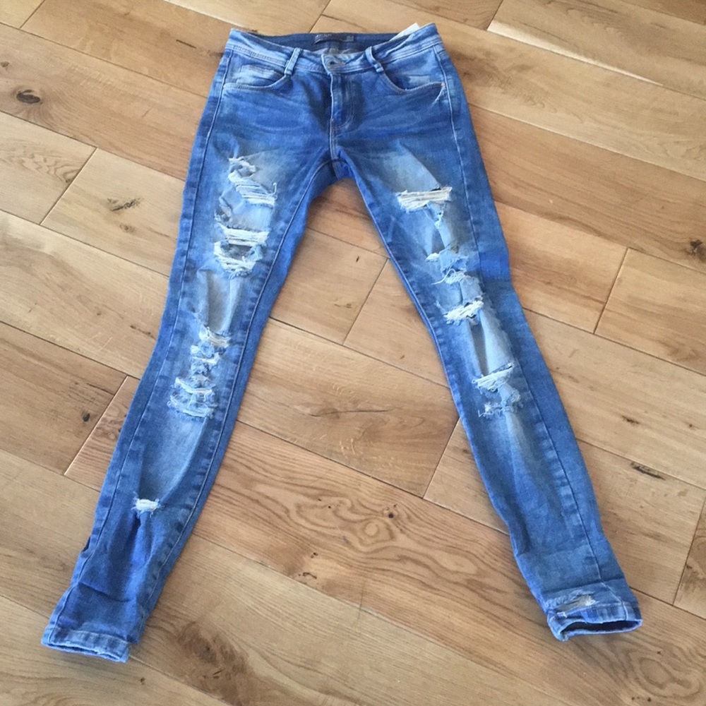 LIKE NEW Zara distressed jeans size 2